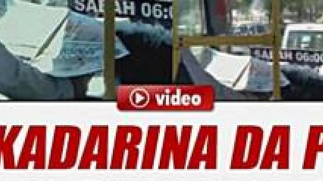 Hem dolmuş kullandı, hem gazete okudu