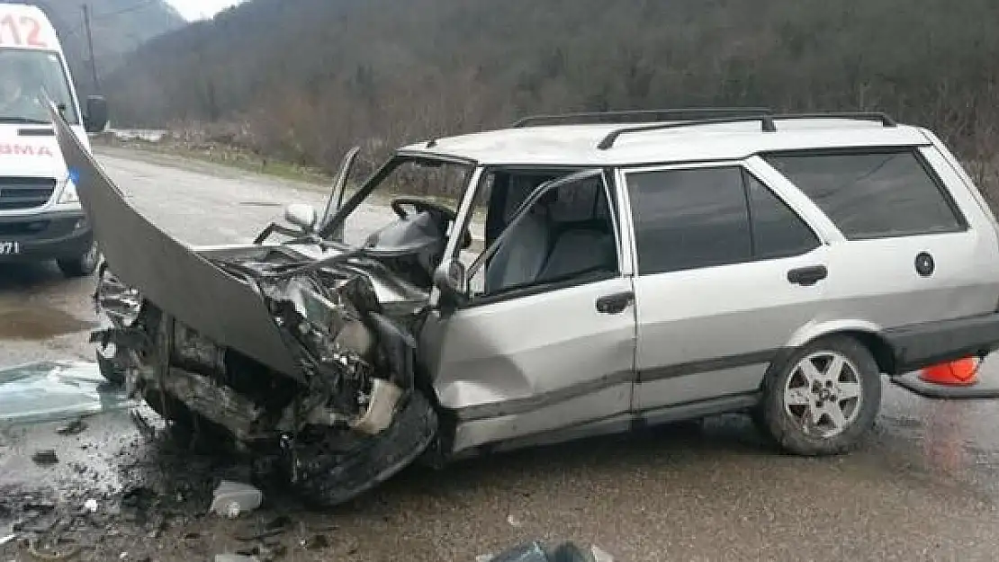 İki araç kafa kafaya çarpıştı, 4 Yaralı
