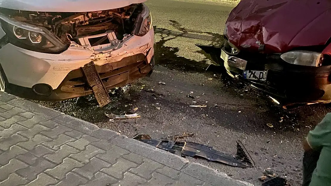 İki araç kafa kafaya çarpıştı