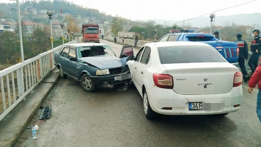 İki araç köprüde çarpıştı