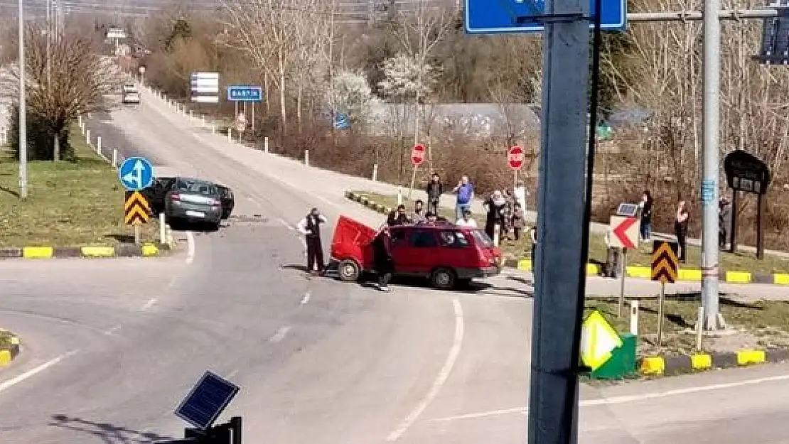 İki aracın çarpıştığı kazada dikkat çeken ayrıntı