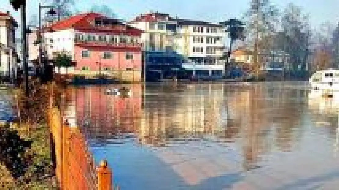 Irmakta sular yükseldi, köprüler ulaşıma kapandı