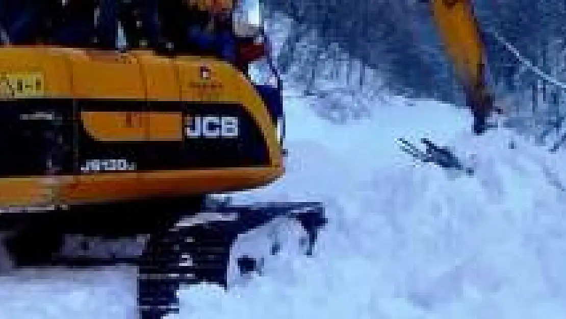 İş Makinesi 2 Metreyi Aşan Karda İlerleyemedi