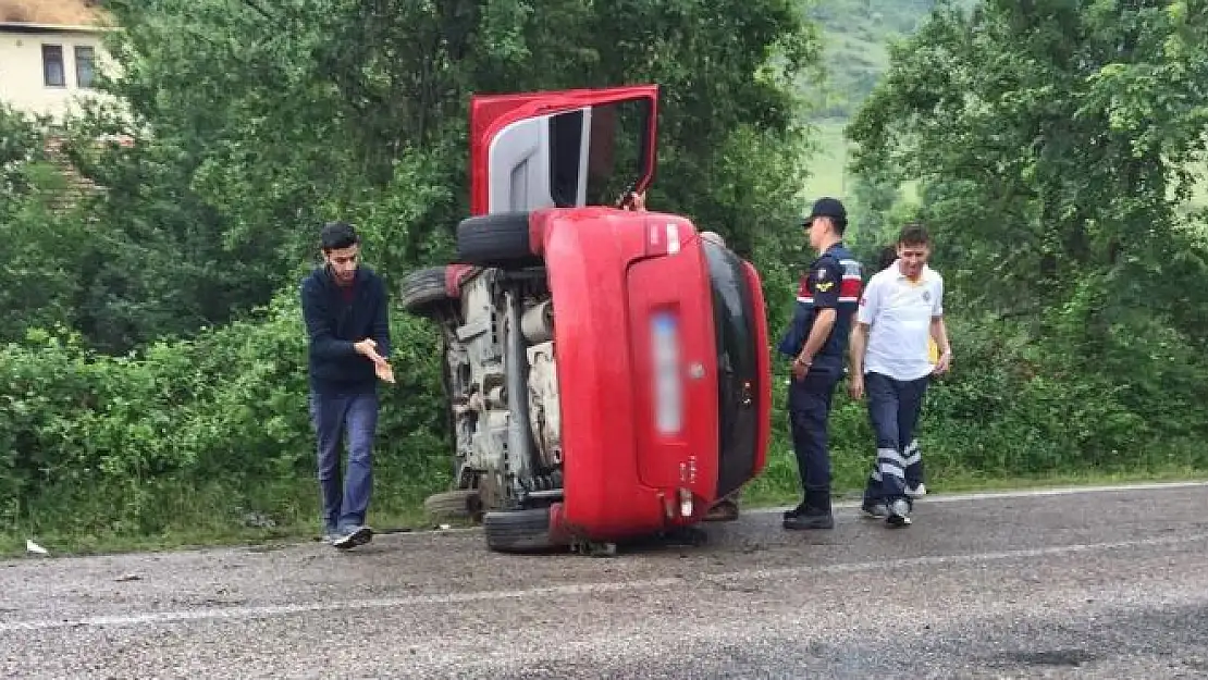 Islak zeminde kayan otomobil takla attı