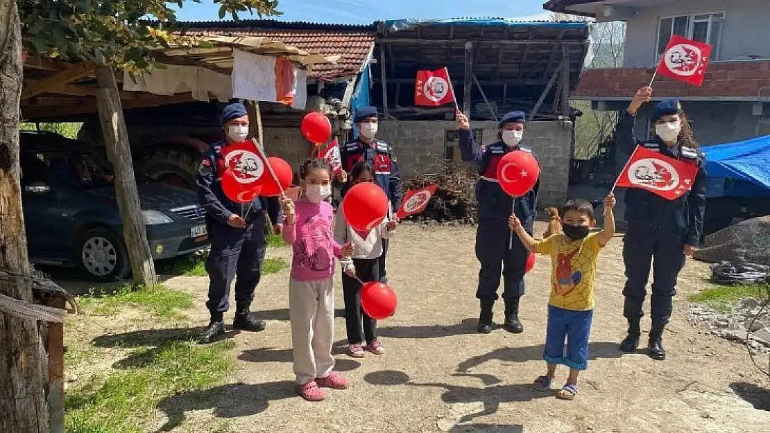 Jandarma çocuklara 23 Nisan coşkusunu yaşattı
