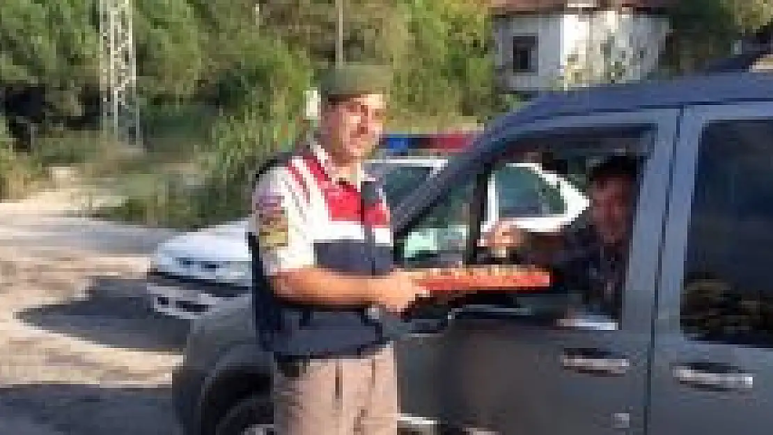 Jandarmadan sürücülere bayram Çikolatası