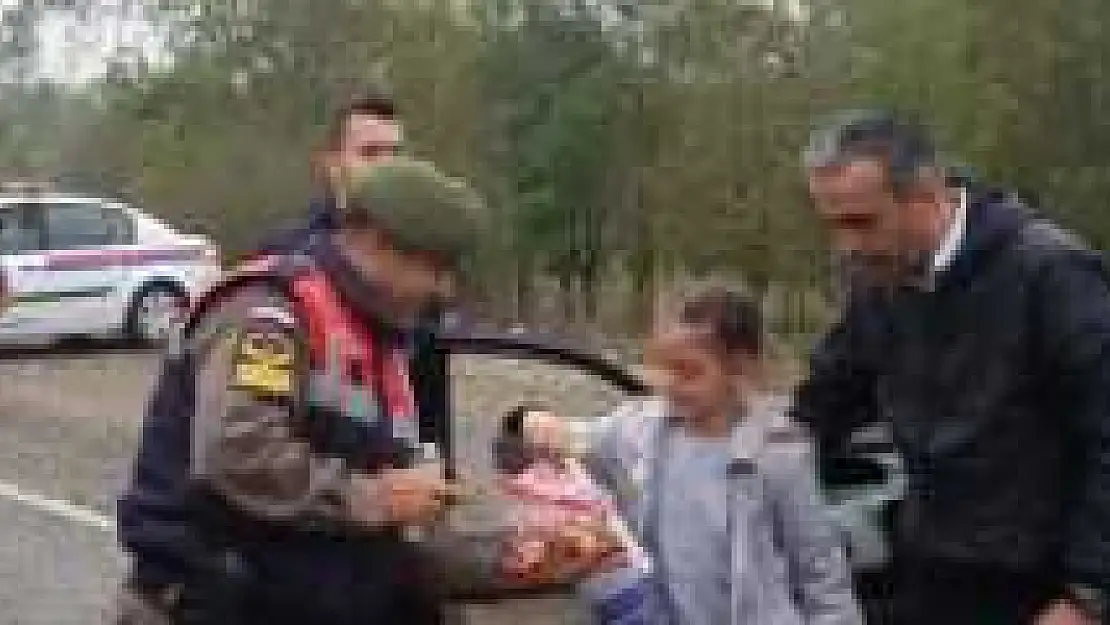 Jandarmadan Sürücülere Kolonya ve Şeker