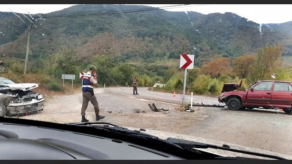 Kafa kafaya çarpıştılar, 2 yaralı