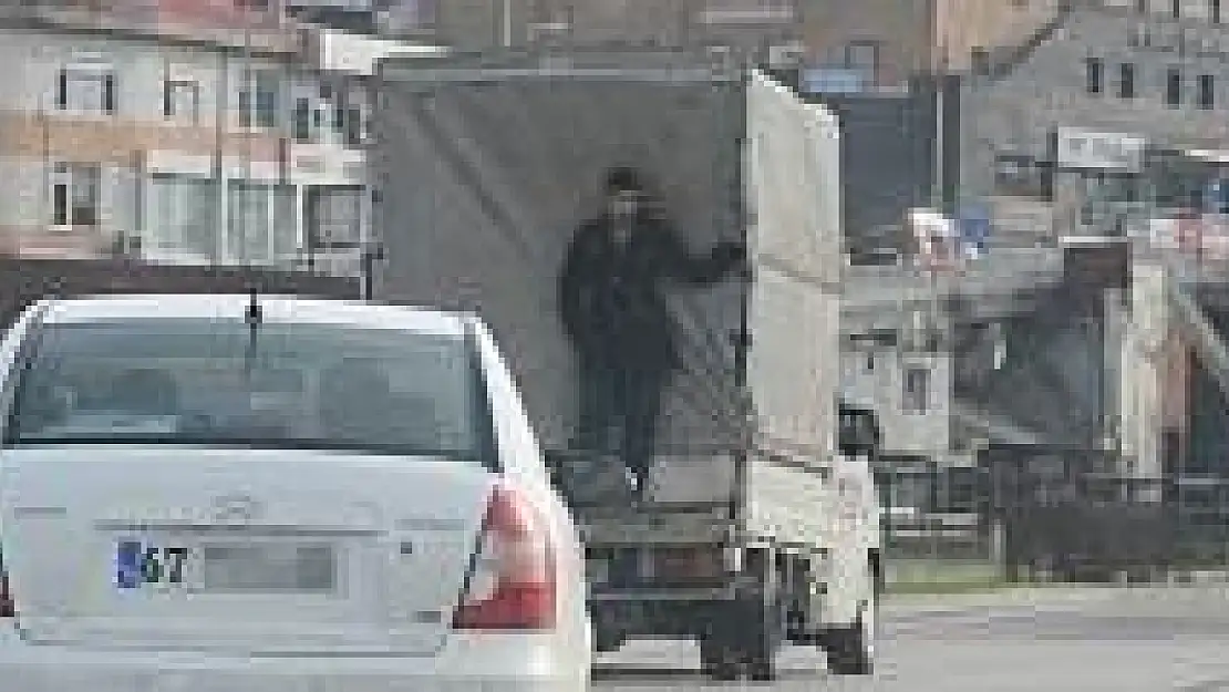 Kamyonet arkasında tehlikeli yolculuk
