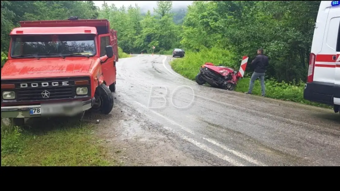 Kamyonet ile otomobil çarpıştı