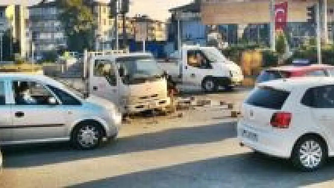 Kamyonetten dökülen tuğlalar yola saçıldı