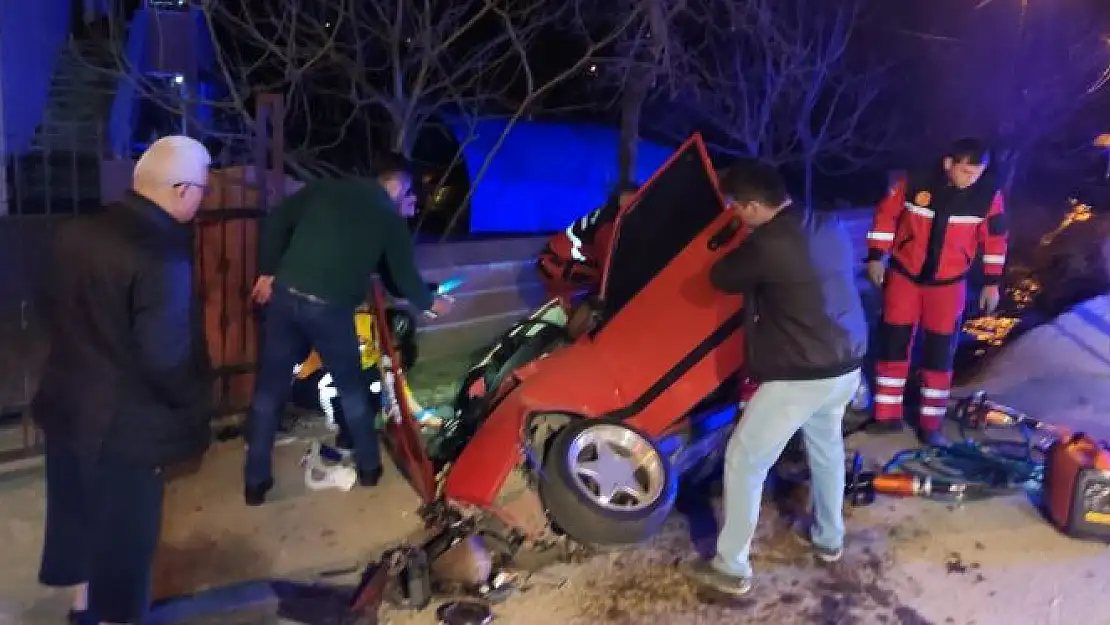 Kanala düşen otomobilde 4 kişi sıkıştı 