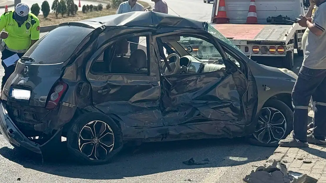 Karşı şeride geçen araca kamyonet çarptı