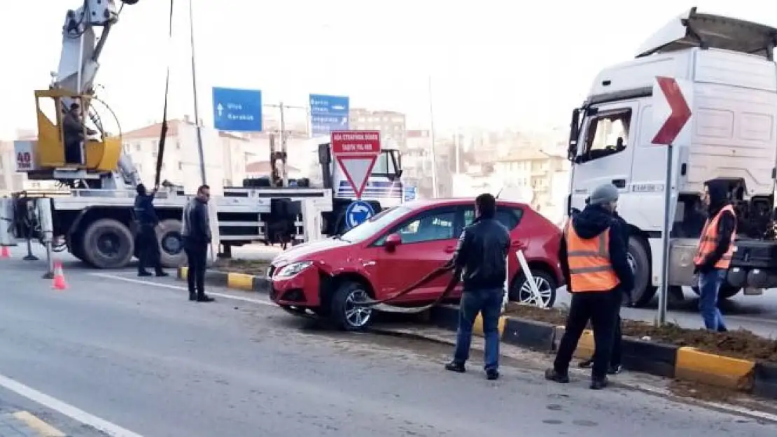 Kavşak girişinde kaza, bankete çıktı