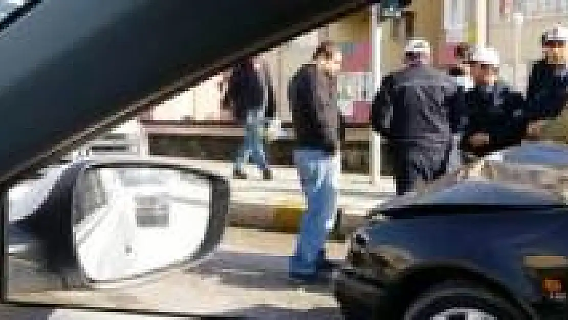 Kavşakta Duran Araca Çarptı: 2 yaralı