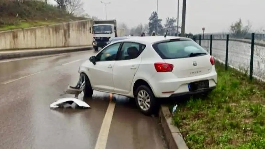 Kayan araç orta refüje çıktı