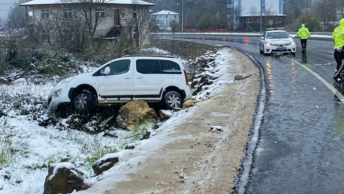 Kayan araç yoldan çıktı