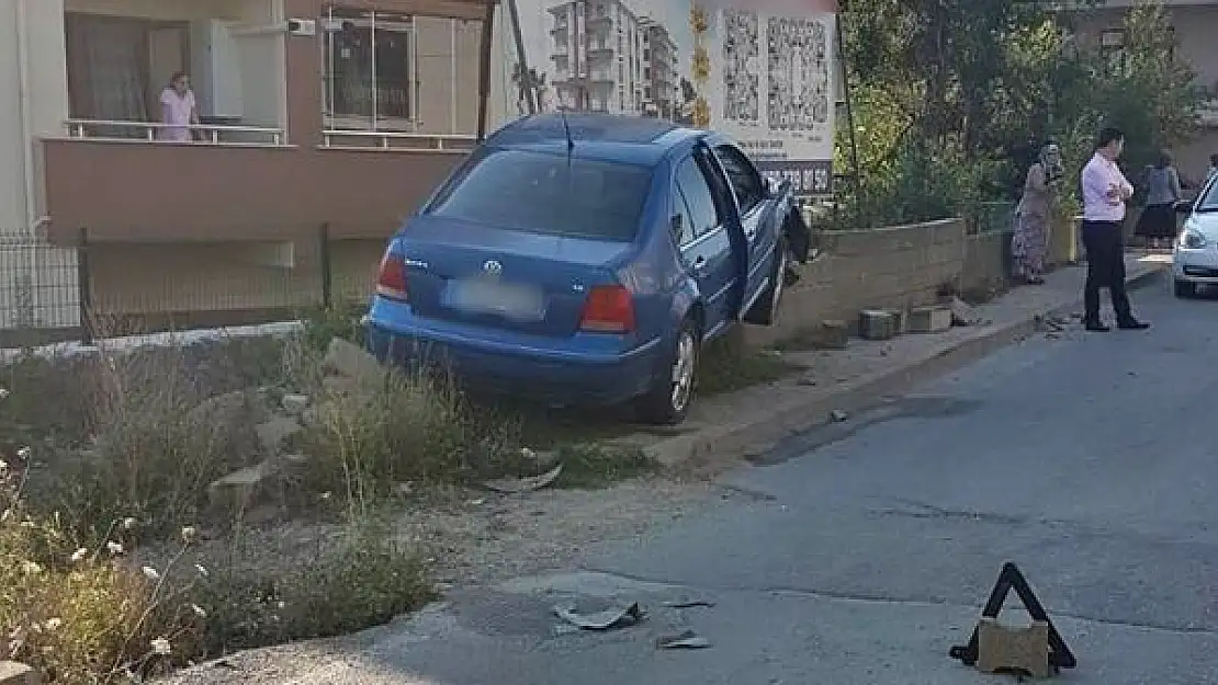 Kaza yapan araç duvarın üzerine çıktı