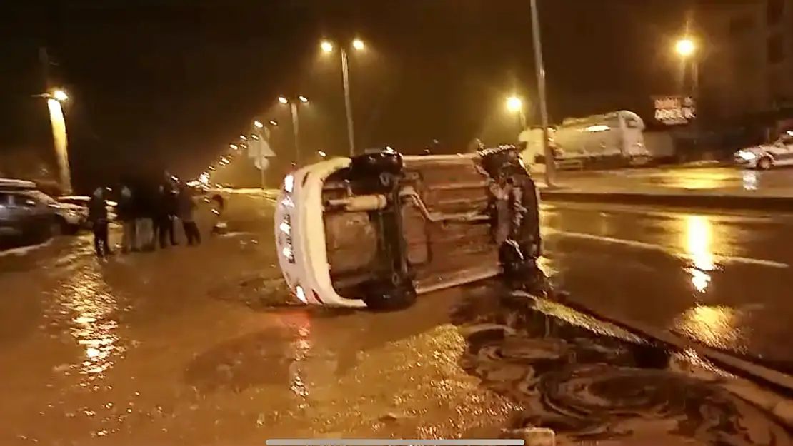 Kaza yapan sürücü aracı bırakıp gitti