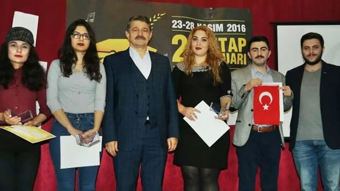 Kazandığı ödülü bakın ne yaptı!