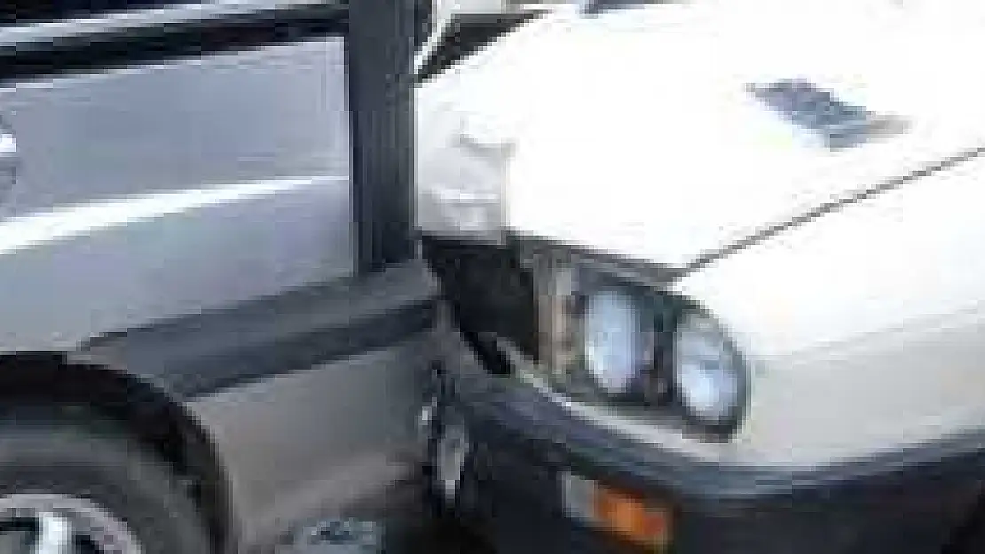 Kırmızı Işıkta Duran Araca Çarptı