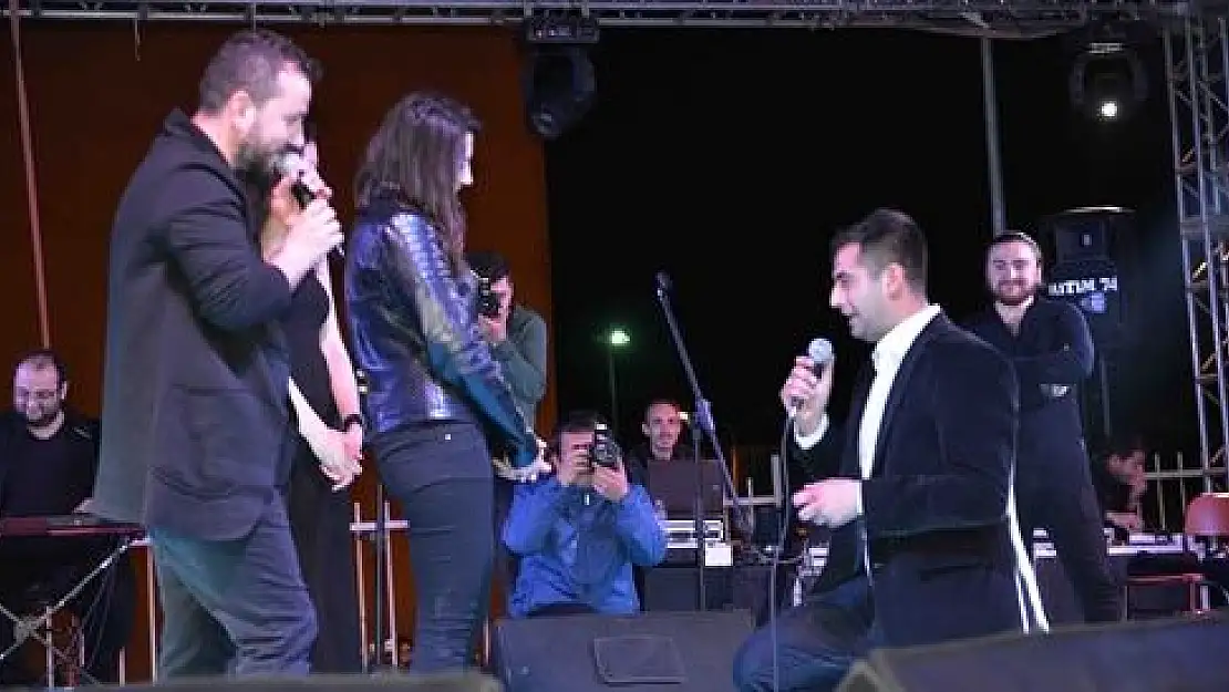Konserde sürpriz teklif