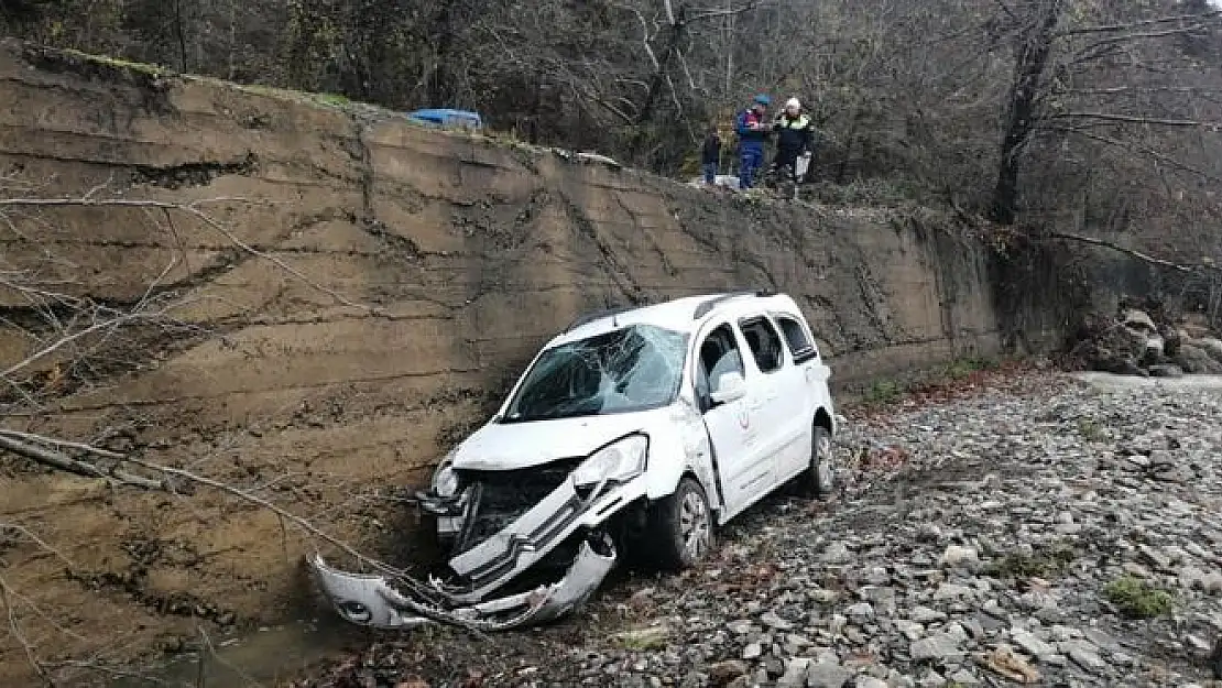Kontrolden çıkan araç dere yatağına uçtu