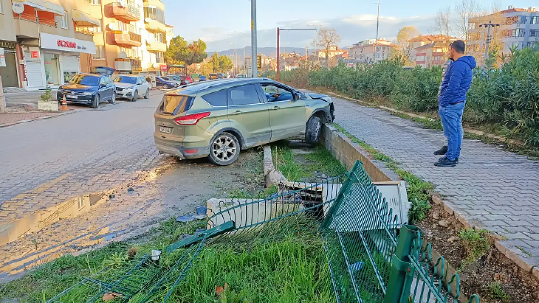 Kontrolden çıkan araç kaldırıma çıktı