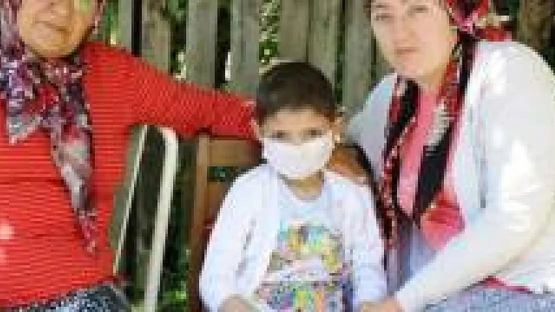 Küçük Ceren hayırseverlerin yardımını bekliyor