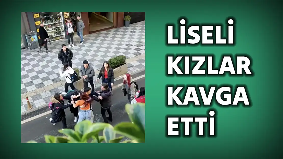 Liseli kızlar, cadde ortasında kavga etti