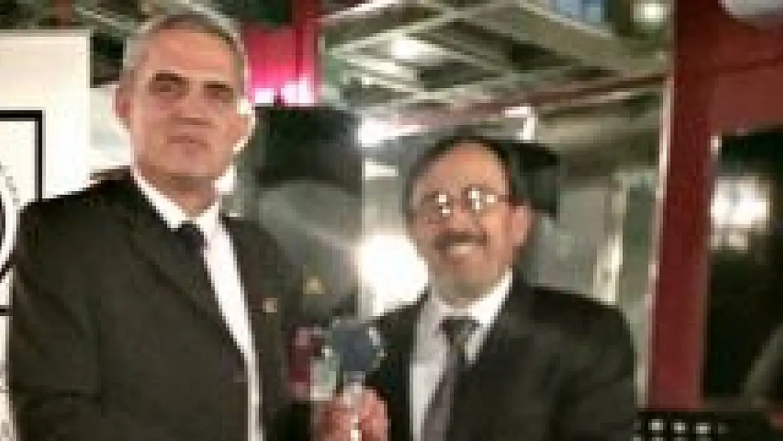 Meslekte 40 ve 25. yılı dolduran mühendislere plaket