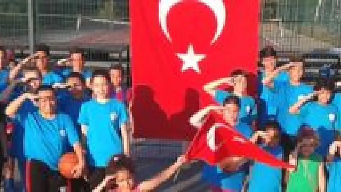 Minik sporculardan Şehitler için asker selamı