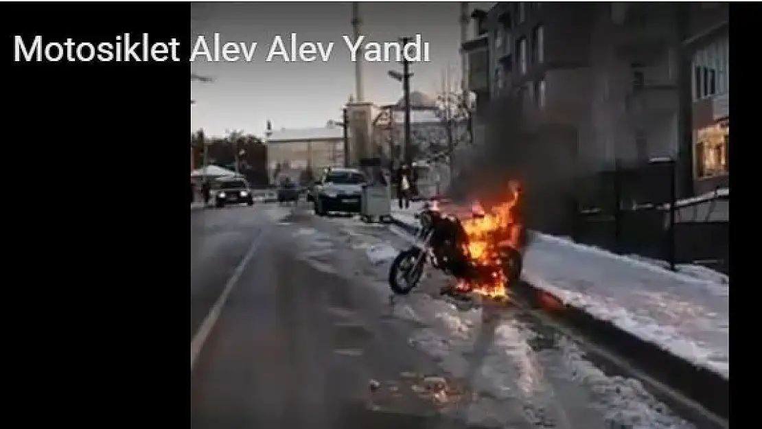 Motosiklet Alev Alev Yandı