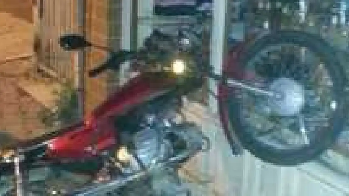MOTOSİKLET DÜKKANA GİRDİ 