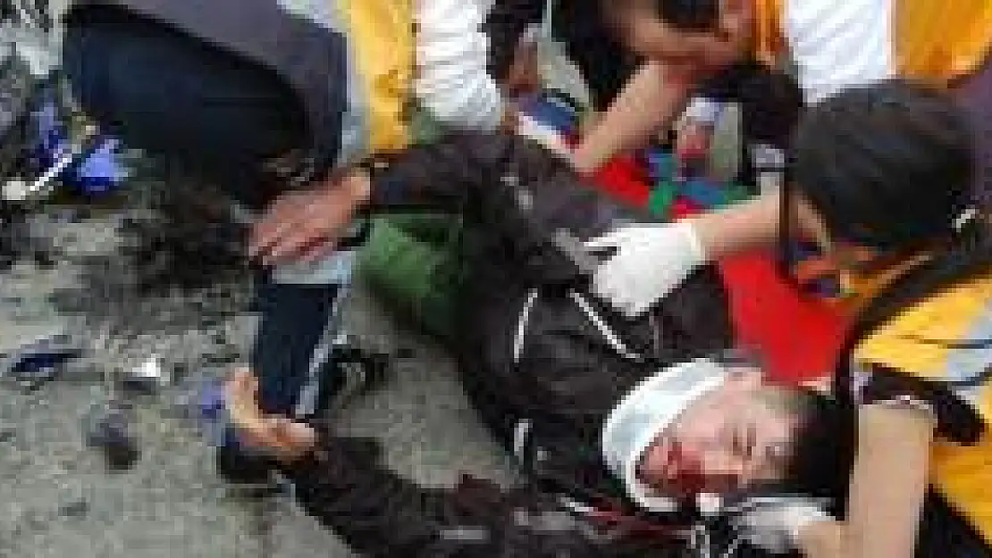 Motosikletle traktör çarpıştı:1 yaralı