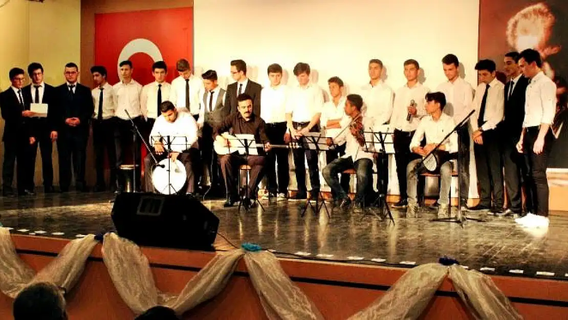 Öğrencilerin okuduğu şiirler duygulandırdı