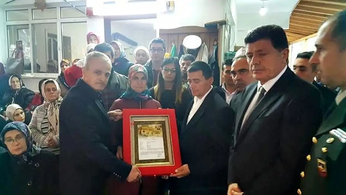 Oğullarının Şehitlik beratını aldılar