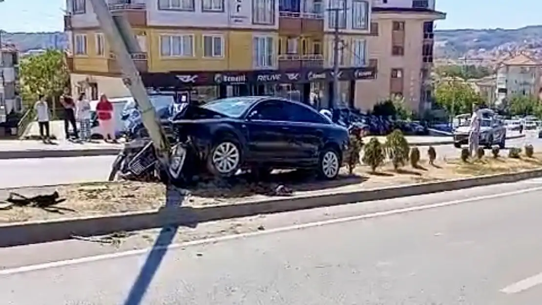Orta refüjde direğe çarptı