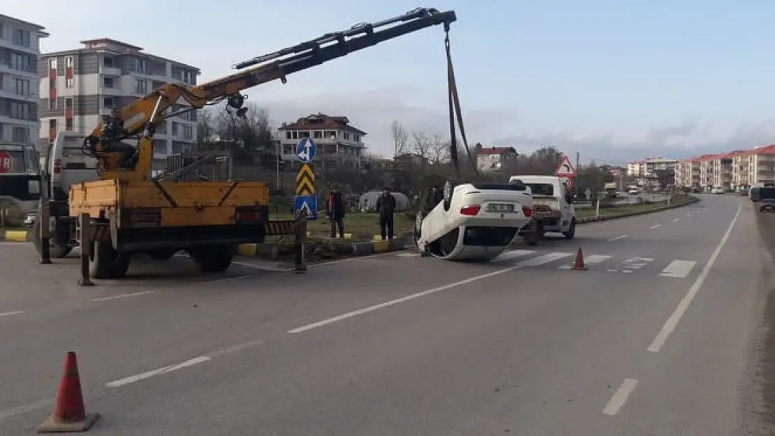 Orta refüje çarparak ters döndü