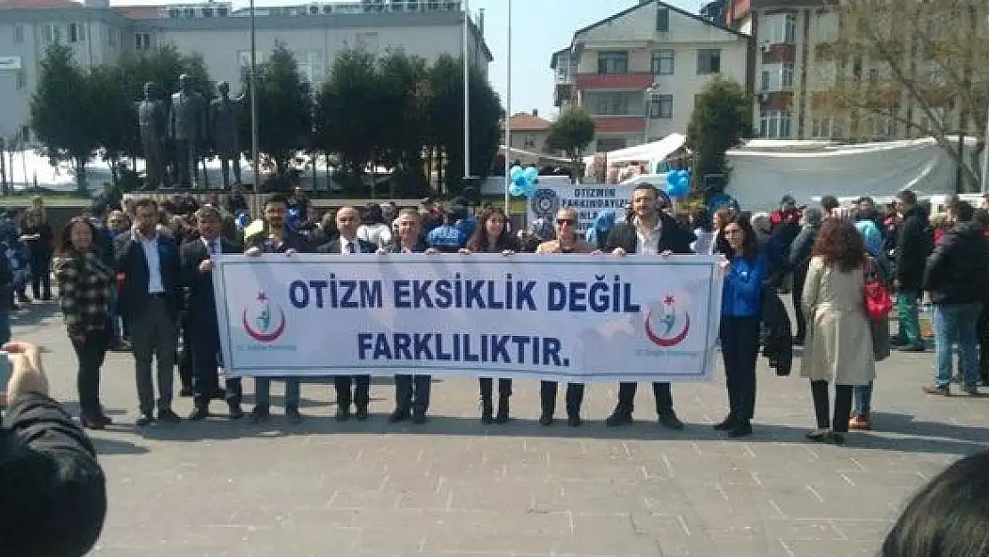 Otizm farkındalığı için yürüyüş
