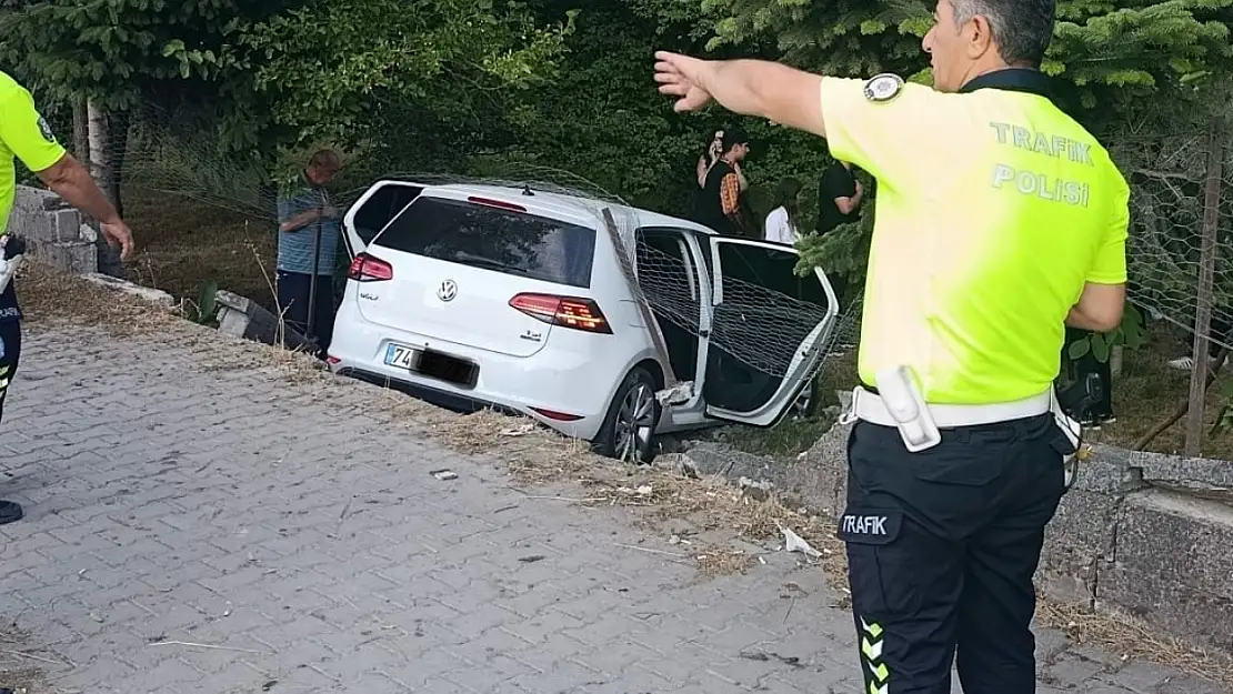 Otomobil bahçeye uçtu