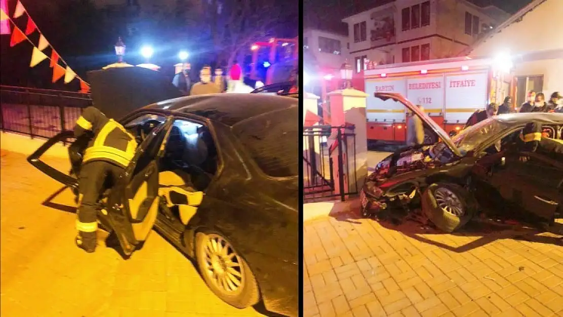 Otomobil bina girişindeki direğe çarptı