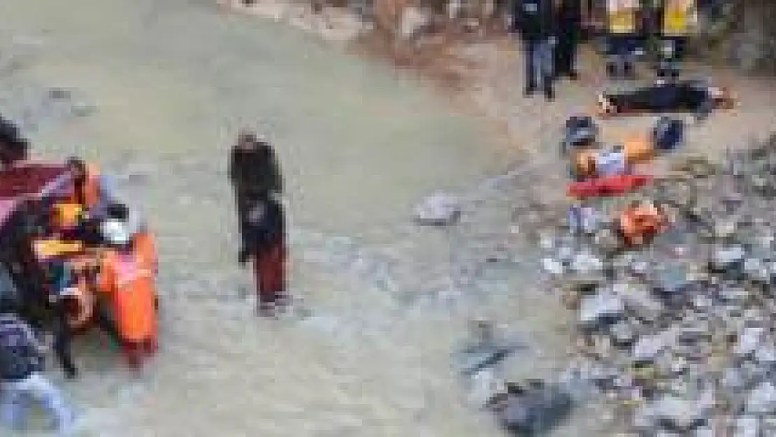Otomobil dereye uçtu: 1 ölü 3 yaralı