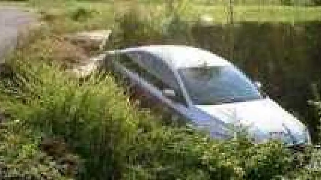 OTOMOBİL DEREYE UÇTU