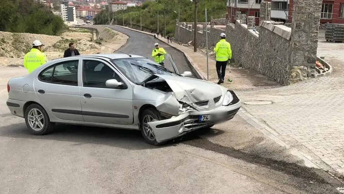 Otomobil duvara çarptı!