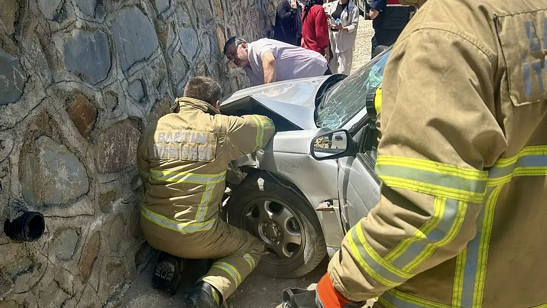 Otomobil duvara çarptı