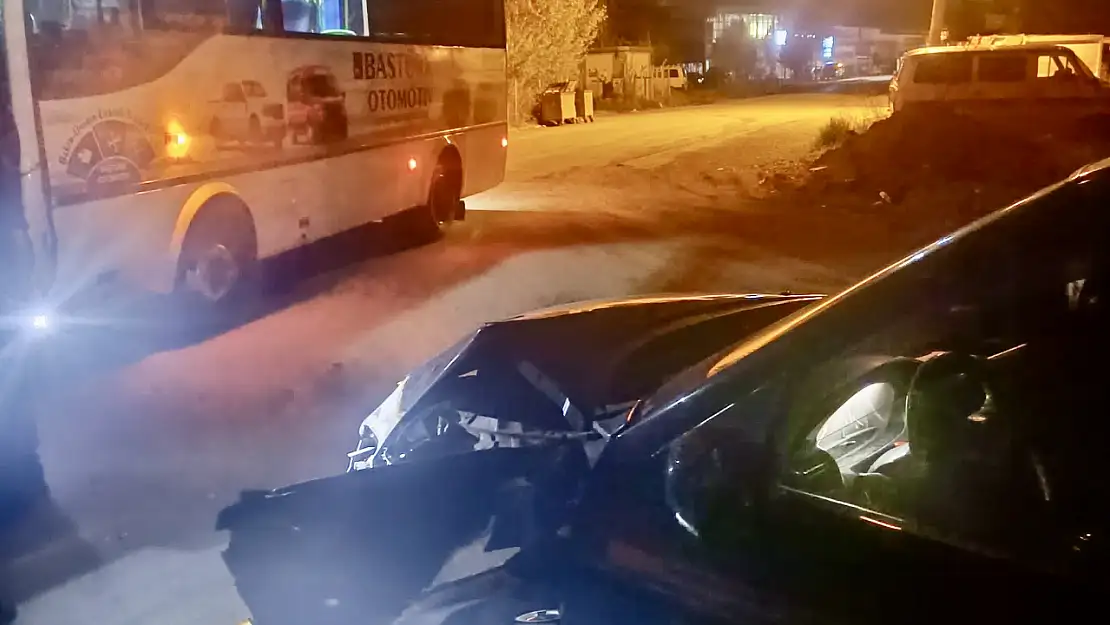 Otomobil ile halk otobüsü çarpıştı