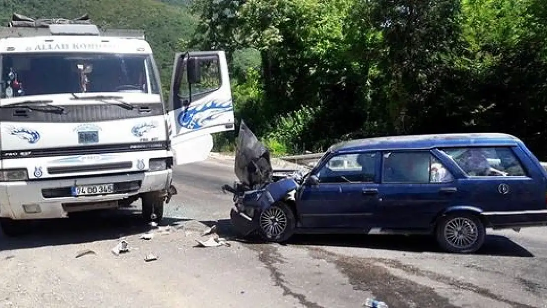 Otomobil kamyonla çarpıştı: 4 yaralı