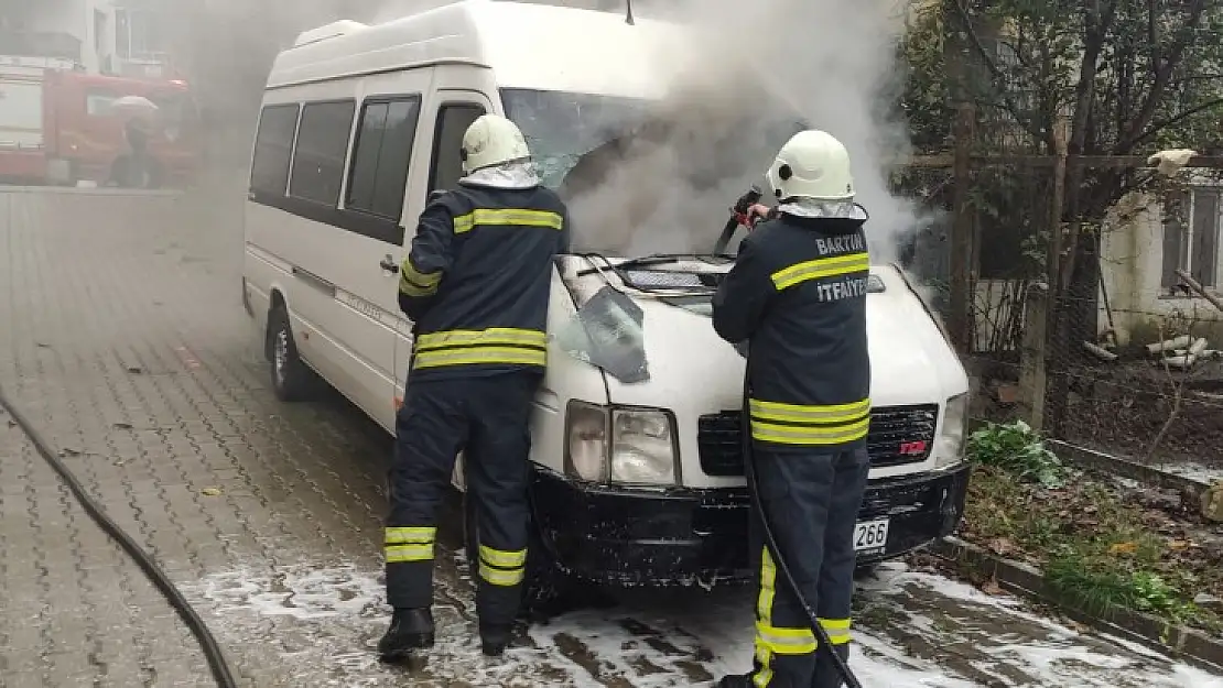 Park halindeki minibüs alev aldı