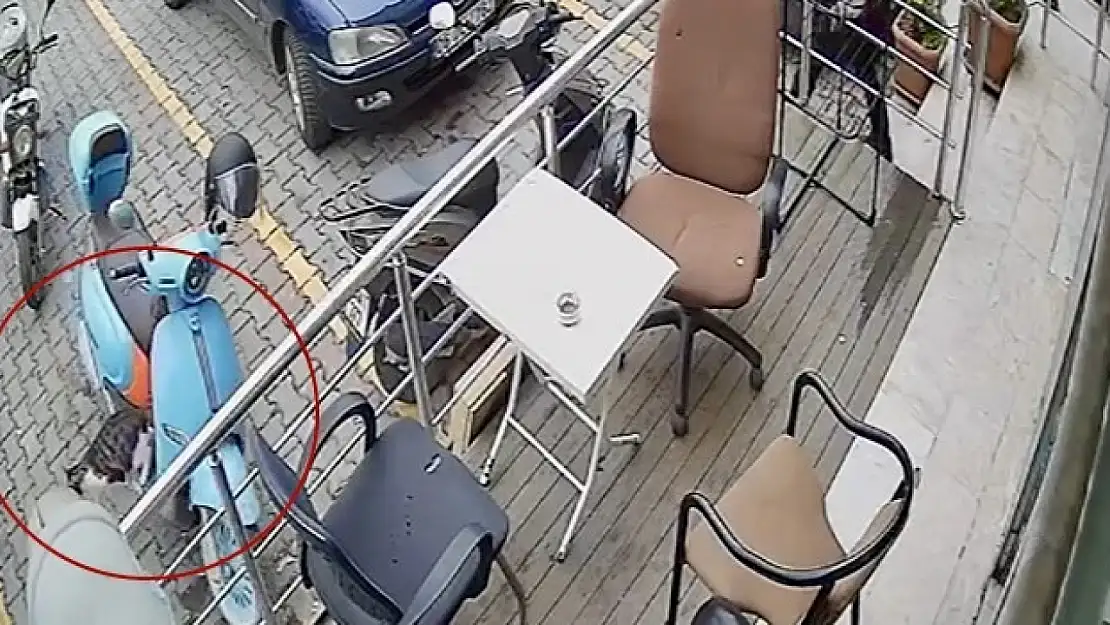 Pati darbesi motosikleti devirdi